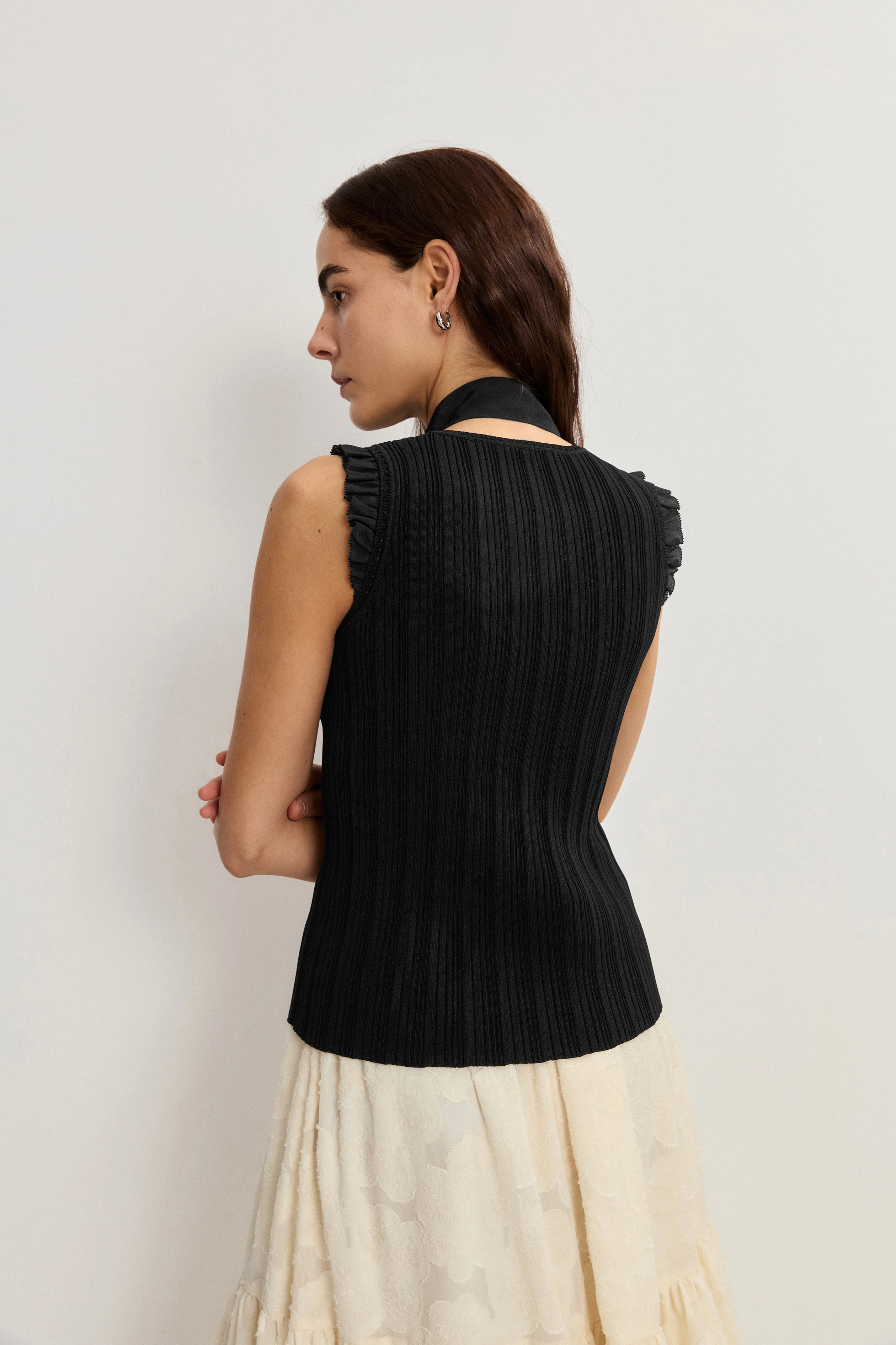 9074-rose-hand-crochet-sleeveless-black-top-in-stretch-yarn-1.webp