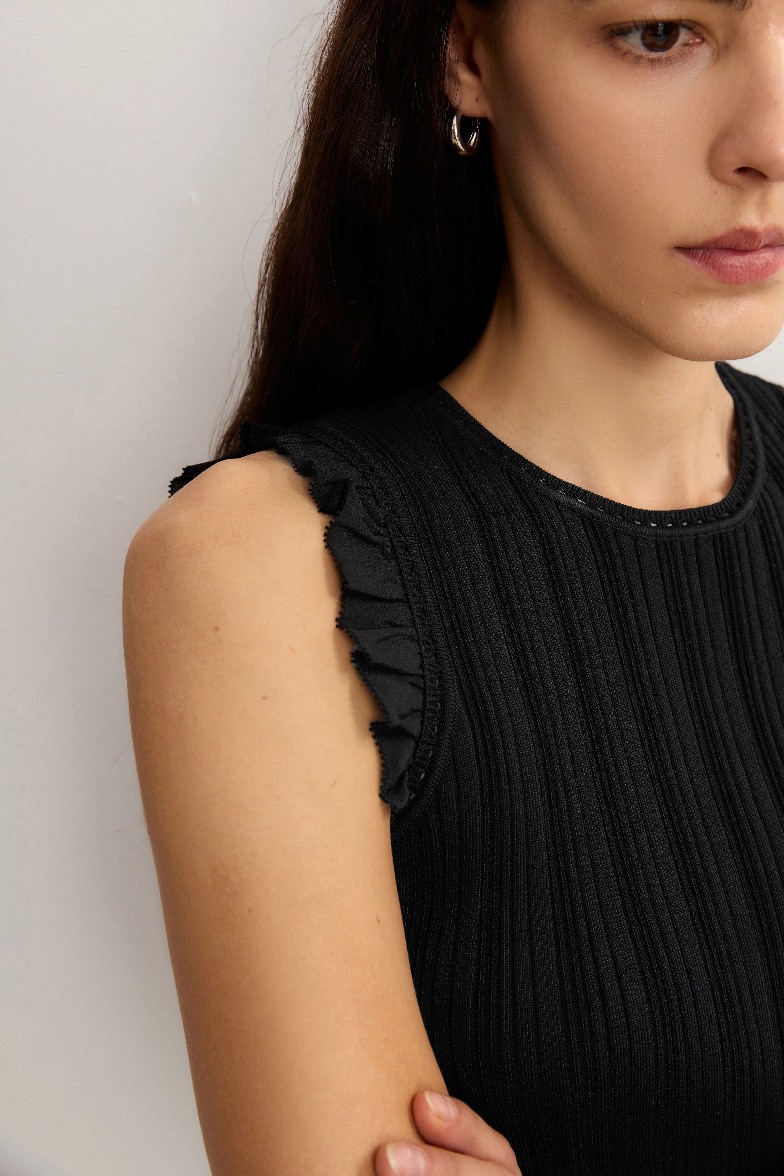 9074-rose-hand-crochet-sleeveless-black-top-in-stretch-yarn-1.webp