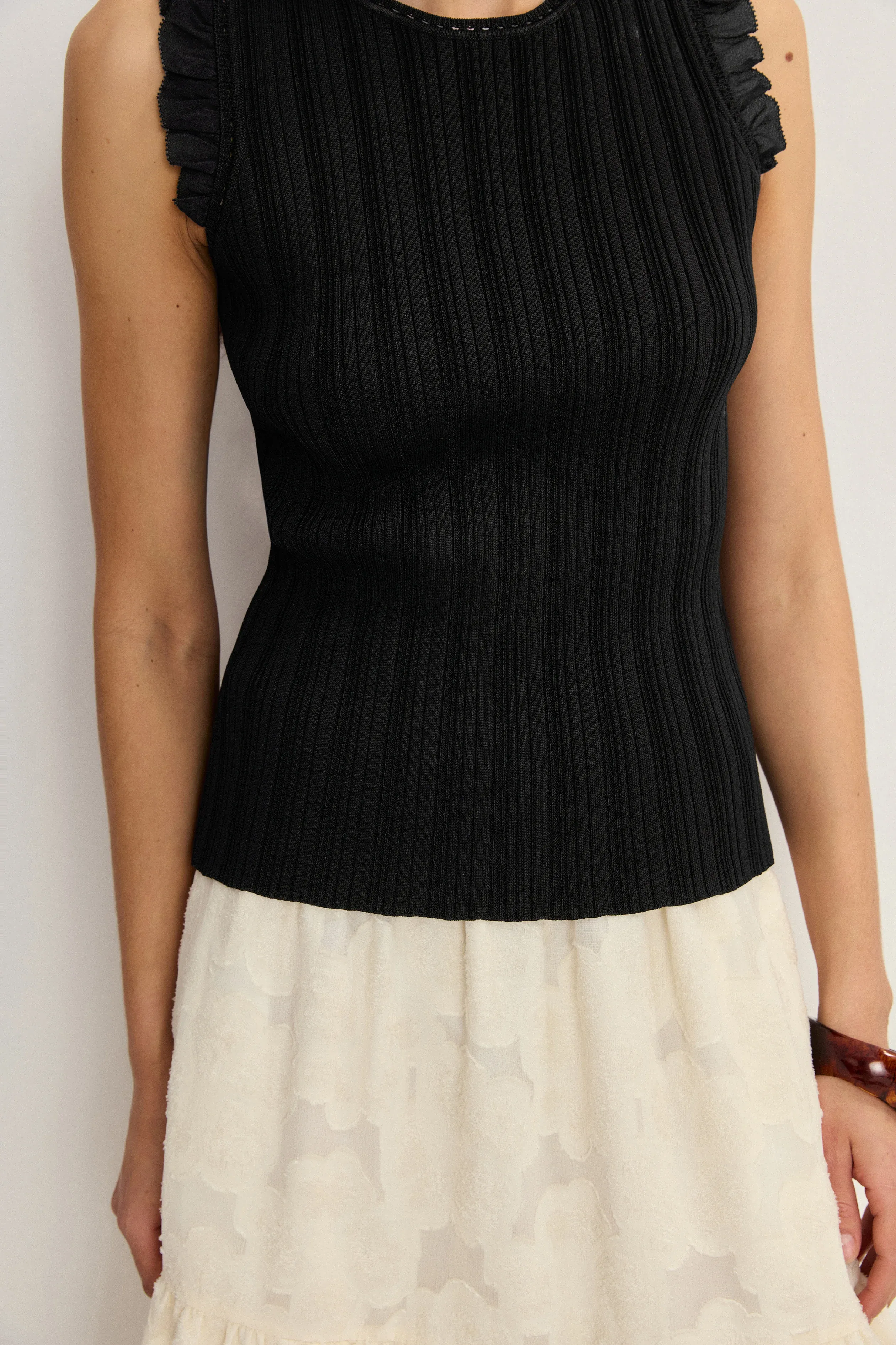9074-rose-hand-crochet-sleeveless-black-top-in-stretch-yarn-1.webp
