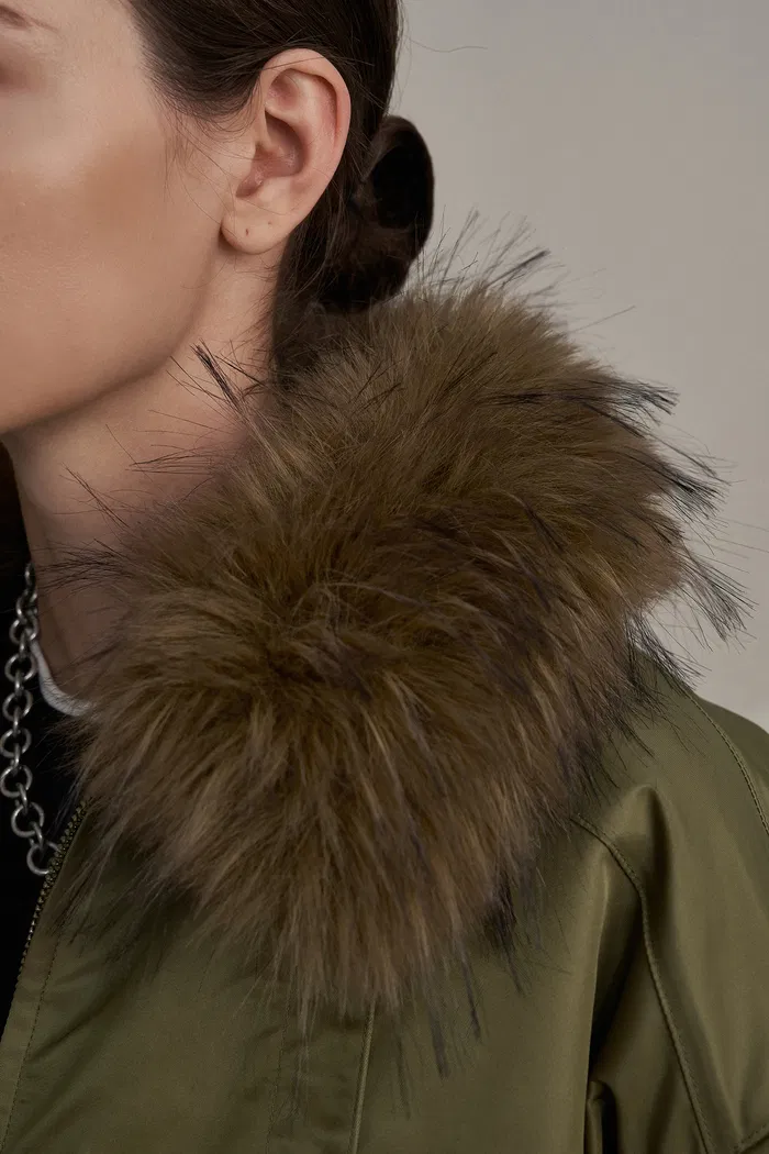 9762-pinsya-fur-collar-water-repellent-down-jacket-in-white-duck-down-1.webp