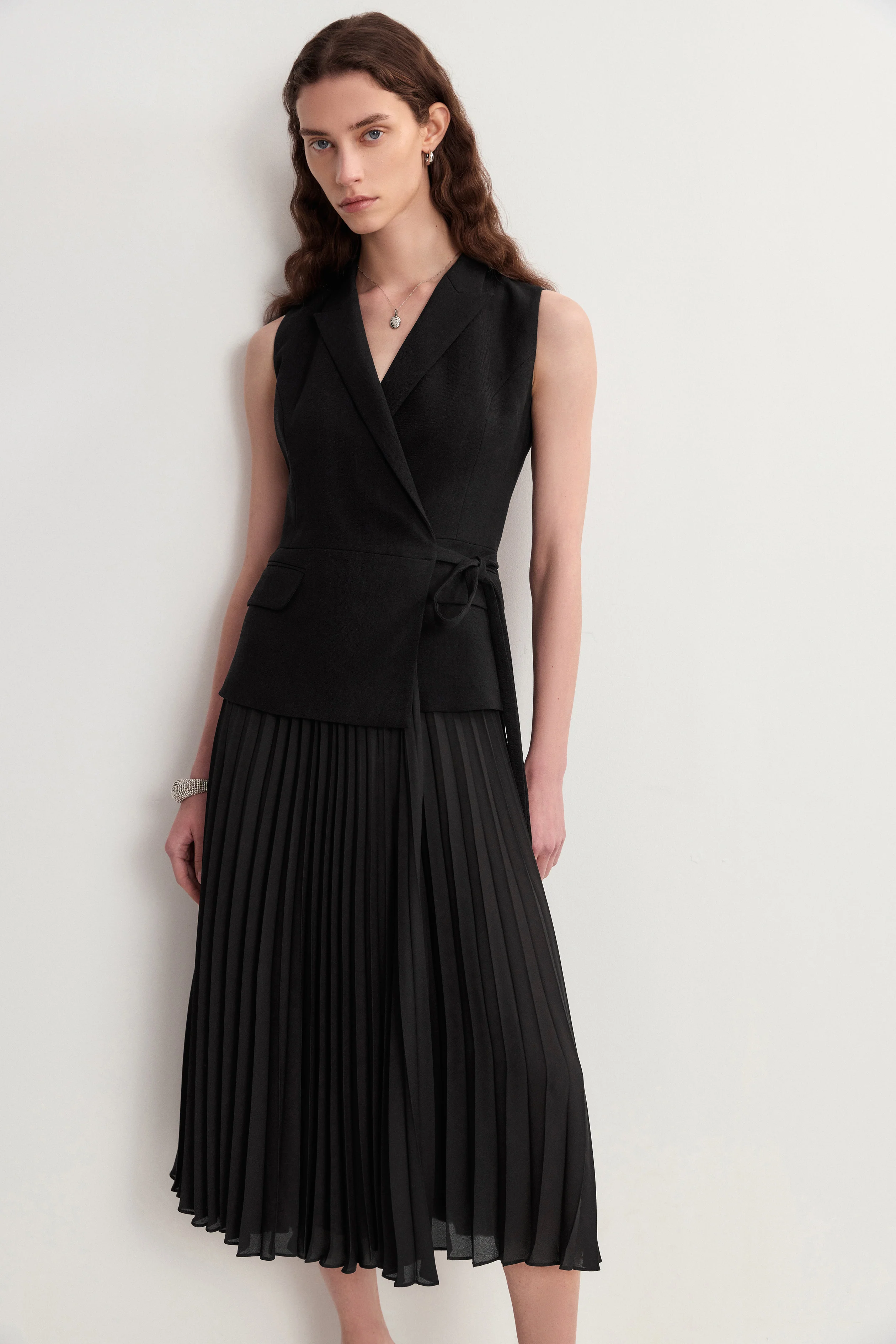 990-sherry-sleeveless-pleated-dress-1.webp