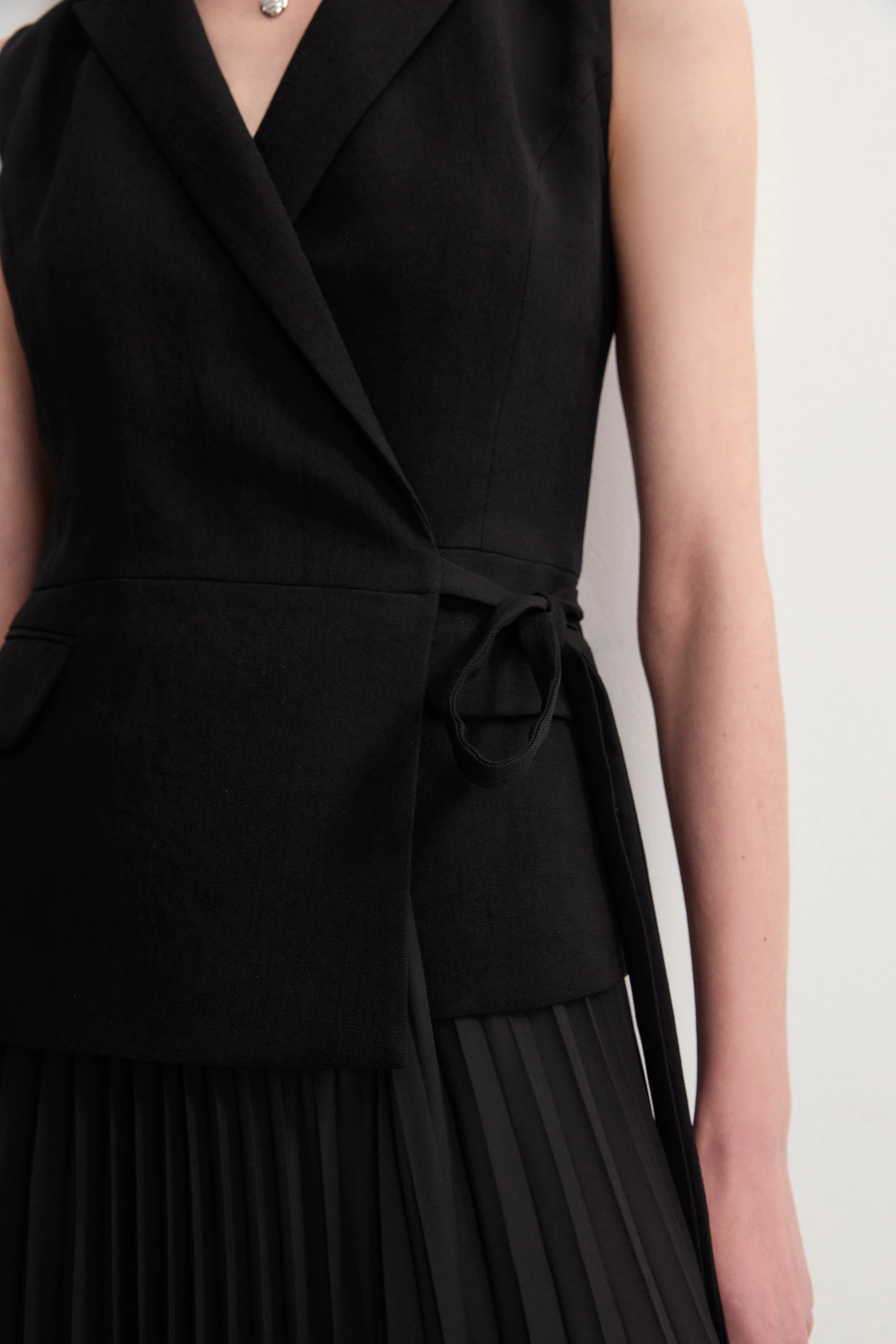 990-sherry-sleeveless-pleated-dress-1.webp
