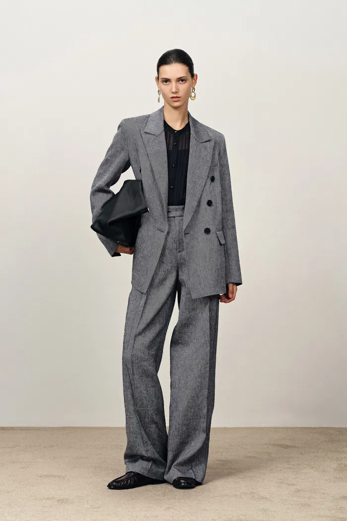 Lilian Sharp Lapel Straight Cut Blazer in Merino Linen Blend